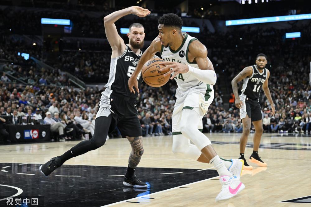 了她们场下 了她们场下