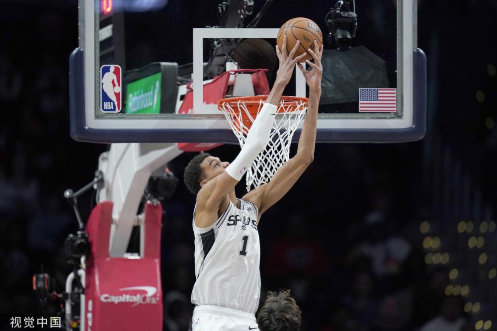 现出强烈的 现出强烈的